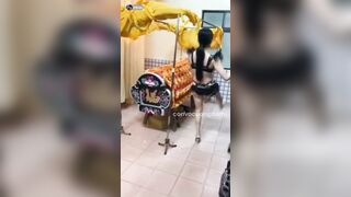 Độc lạ China, thằng cháu có hiếu gọi dancer về nhảy sexy móc lồn trước linh cữu ông