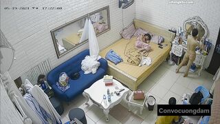 Quay lén 3 chị em thuê chung phòng trọ 14