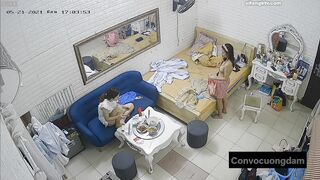 Quay lén 3 chị em thuê chung phòng trọ 13