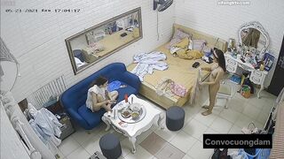 Quay lén 3 chị em thuê chung phòng trọ 13