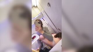 Mới ỉa xong mà con bạn nó đòi Ngửi đít