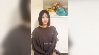 Thủ dâm trên điện thoại với một cô gái dễ thương