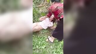 tiểu tam bị bà vợ theo dõi bắt quả tang lột quần áo cho người dân xem quay clip