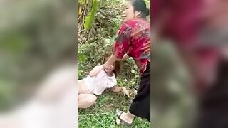 tiểu tam bị bà vợ theo dõi bắt quả tang lột quần áo cho người dân xem quay clip