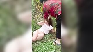 tiểu tam bị bà vợ theo dõi bắt quả tang lột quần áo cho người dân xem quay clip