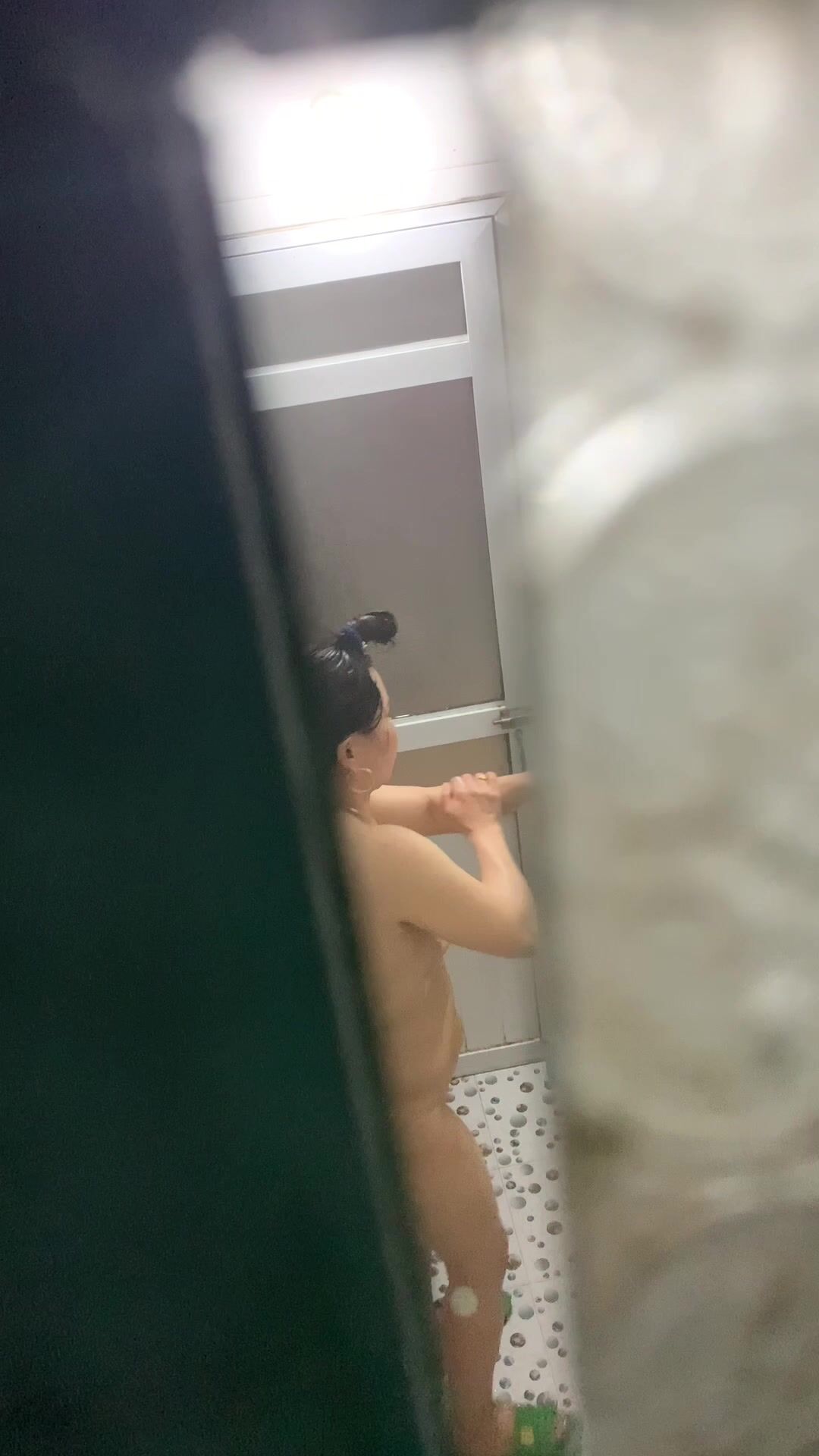Chị mb tắm nom dâm đãng quá