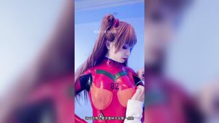 Cô gái cắt quần áo khoe lồn