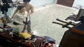 Chồng vắng nhà vợ được bồ tặng váy rồi làm luôn nháy