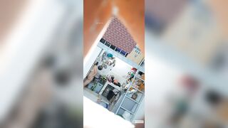 Quay lén chị gái trần truồng trong phòng trọ
