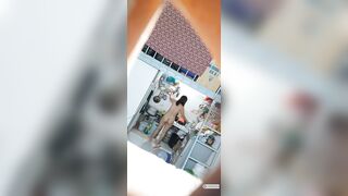 Quay lén chị gái trần truồng trong phòng trọ