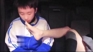 Mấy chị gái thích chơi đùa mấy em trai mới lớn búng ra sữa mút ngón chân