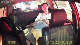Tài xế sổ khổ phải xem khách đụ trên xe