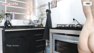 Không mặt quần áo làm bếp