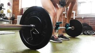 Tập gym không mặc quần áo