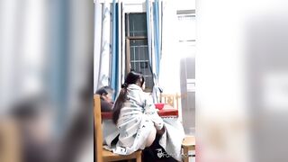 Em gái ngồi xem tivi với bà ngoại tranh thủ nhét sextoy vào lồn thủ dâm