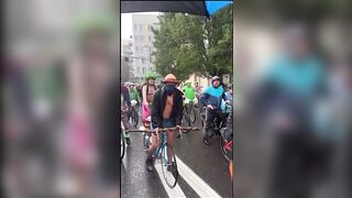 Bên Tây họ biểu tình mà không mặc đồ vú to lồn ngon lông nhông ngoài đường