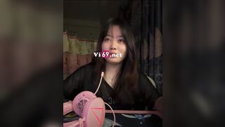 Chơi game với bạn thua em phải show hàng cho nó coi