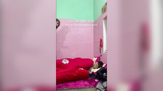 Thương thg bạn lén sự cu, Con bạn dùng tay sục cu cho djt nhau