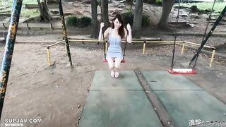 Khoe lồn ở công viên và cầu thang chung cư