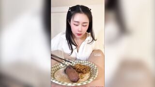 Ăn mì lấy tinh trùng lằm súp mút mút con cặc dâm đãng