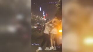 Cái nhau cởi quần áo khoe hàng giữa đường