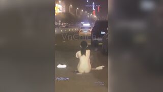 Cái nhau cởi quần áo khoe hàng giữa đường