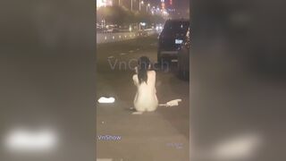 Cái nhau cởi quần áo khoe hàng giữa đường