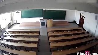 Hai em học sinh lén chịch trong giảng đường