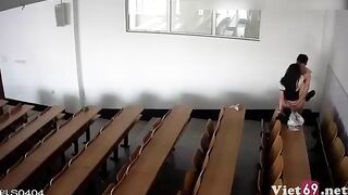 Hai em học sinh lén chịch trong giảng đường