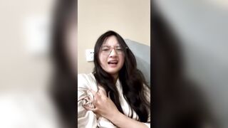 Biểu cảm đáng yêu của em gái lần đầu sài máy rung, không ngờ em lại dâm đến thế