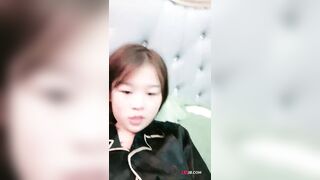 Thằng lồn này sướng thật chịch một lúc 2 em gái Loli lồn không lông siêu non P.8