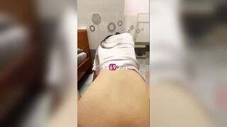Em nữ sinh áo dài vẫn còn học nên anh đừng quay em