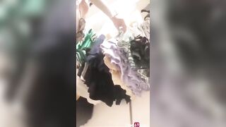 Em gái đi mua đồ không mặc quần để cho mát bướm