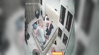 2 mẹ con dạng háng ngủ cho  mát mẻ cái lồn