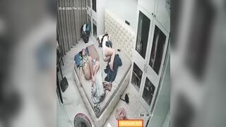 2 mẹ con dạng háng ngủ cho  mát mẻ cái lồn