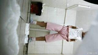 Ngồi quay lén nhà vệ sinh nữ và cái kết
