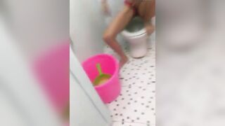 Quay lén em gái mình dây đi đái rửa lồn sau khi địt nhau