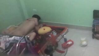 Dẫn gái về phòng trọ địt bị hàng xóm quay lén