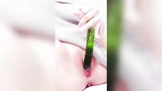 Em Gái Bướm Đẹp Hồng Hào Cùng Sextoy Màu Xanh Lá Cây Ra Đầy Nước