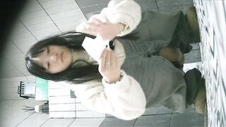 Quay lén em sinh viên đi đái mông tô lồn dâm