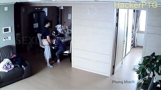 Phát hiện chồng cho chị giúp việc bú mút con cặc bắn tinh vào mồm khi vợ vắng nhà