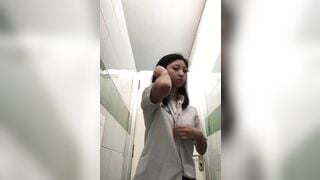 Trốn vào nhà vệ sinh call sex với người yêu cho nó ở nhà sục cặc