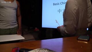 Cô giáo đang dạy học thì bú cặc cho học sinh