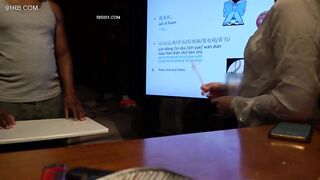 Cô giáo đang dạy học thì bú cặc cho học sinh