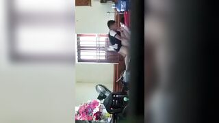 Chơi con bạn thân vừa đi học về nhà không có ai