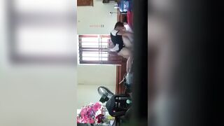 Chơi con bạn thân vừa đi học về nhà không có ai