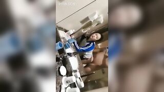 Học sinh mặc đồ thể dục đi nhà nghỉ