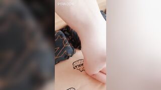 Vạch lồn em họ ra móc xuýt bị mẹ phát hiện
