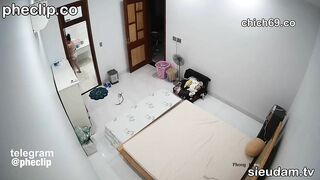 MBBG cô đơn ở nhà ko thích mặc quần áo gì