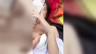 Minh Thư cho bạn thân địt public ngay bãi đất trống sau trường